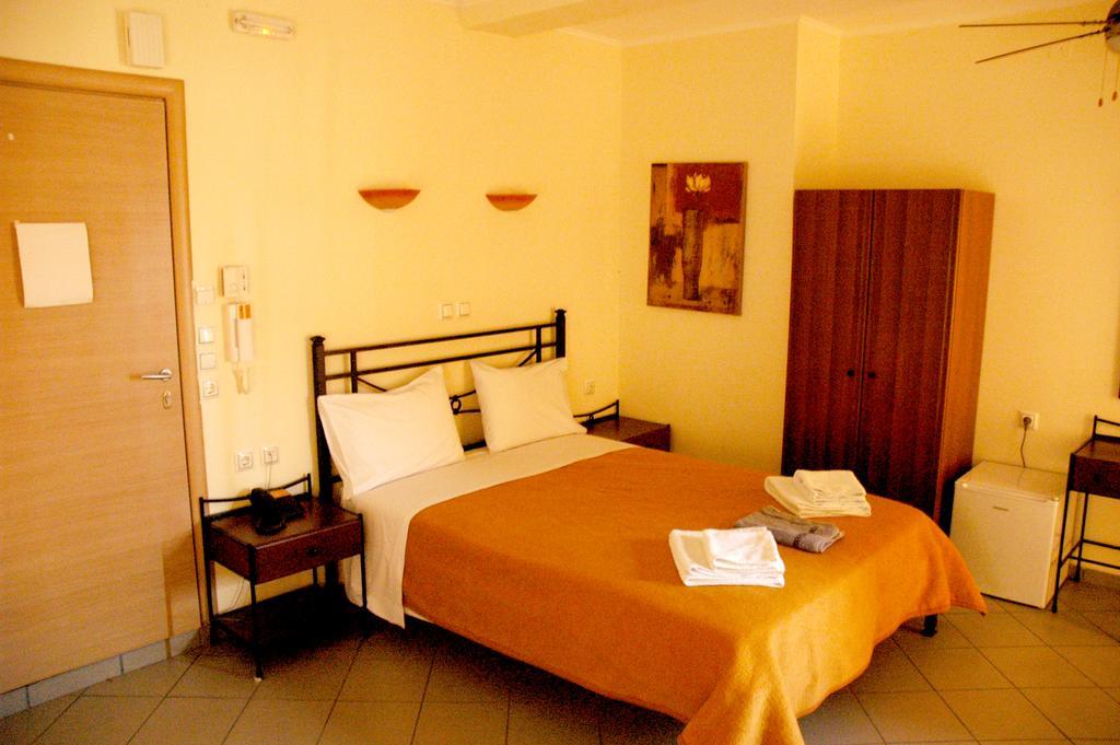 Hotel Diana à Makrakómi Extérieur photo