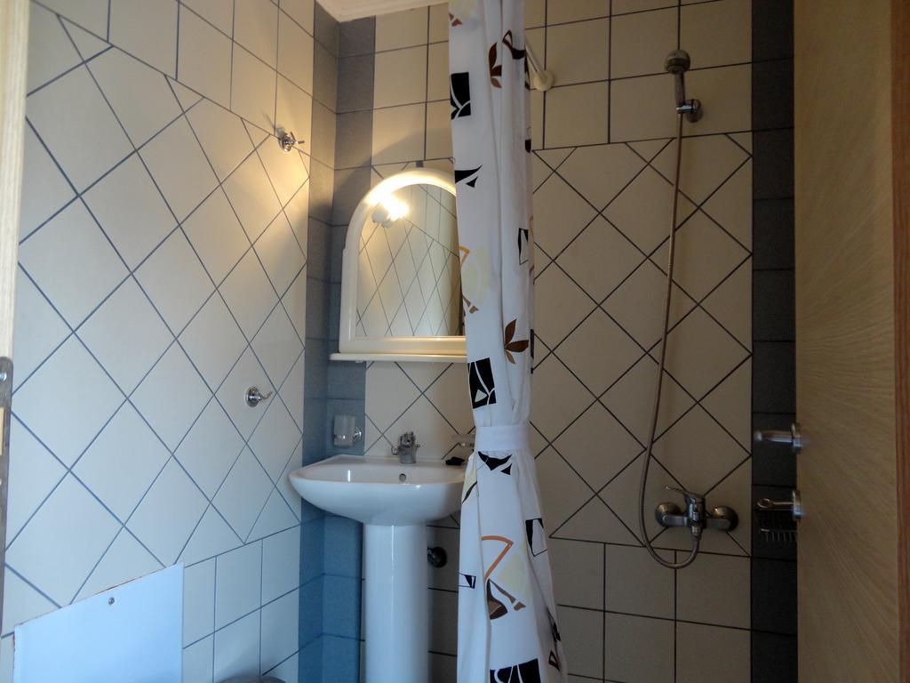 Hotel Diana à Makrakómi Extérieur photo