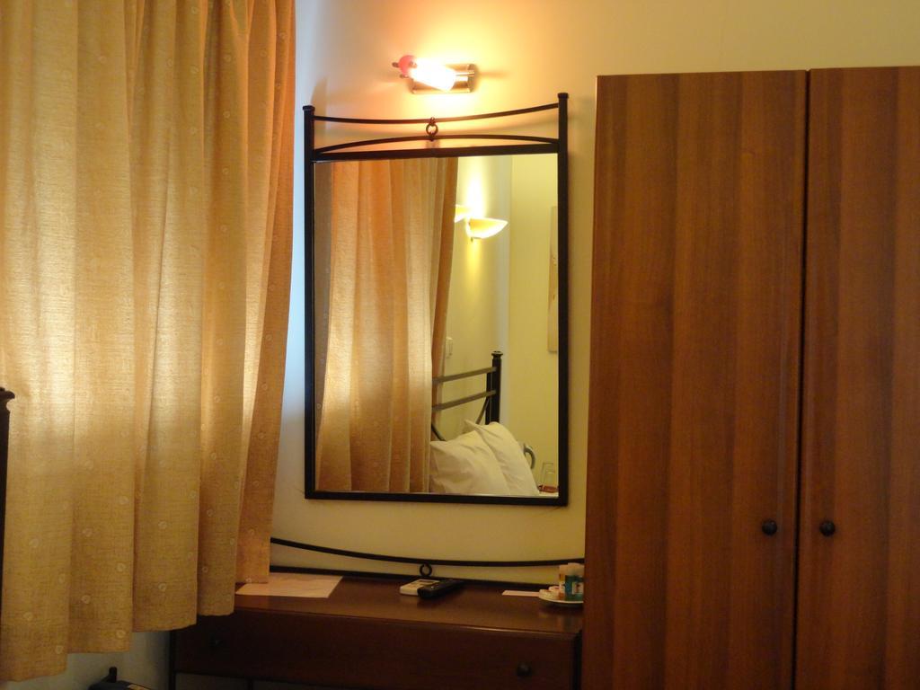 Hotel Diana à Makrakómi Extérieur photo