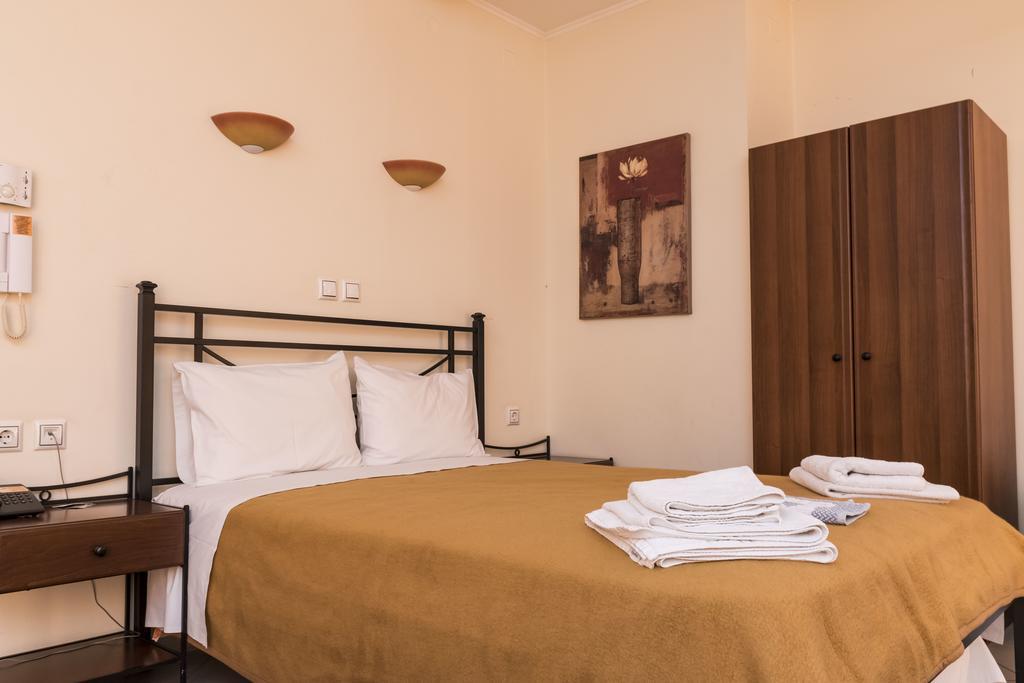Hotel Diana à Makrakómi Extérieur photo